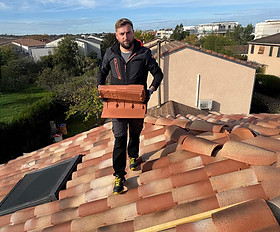 Artisan en train de traiter une toiture